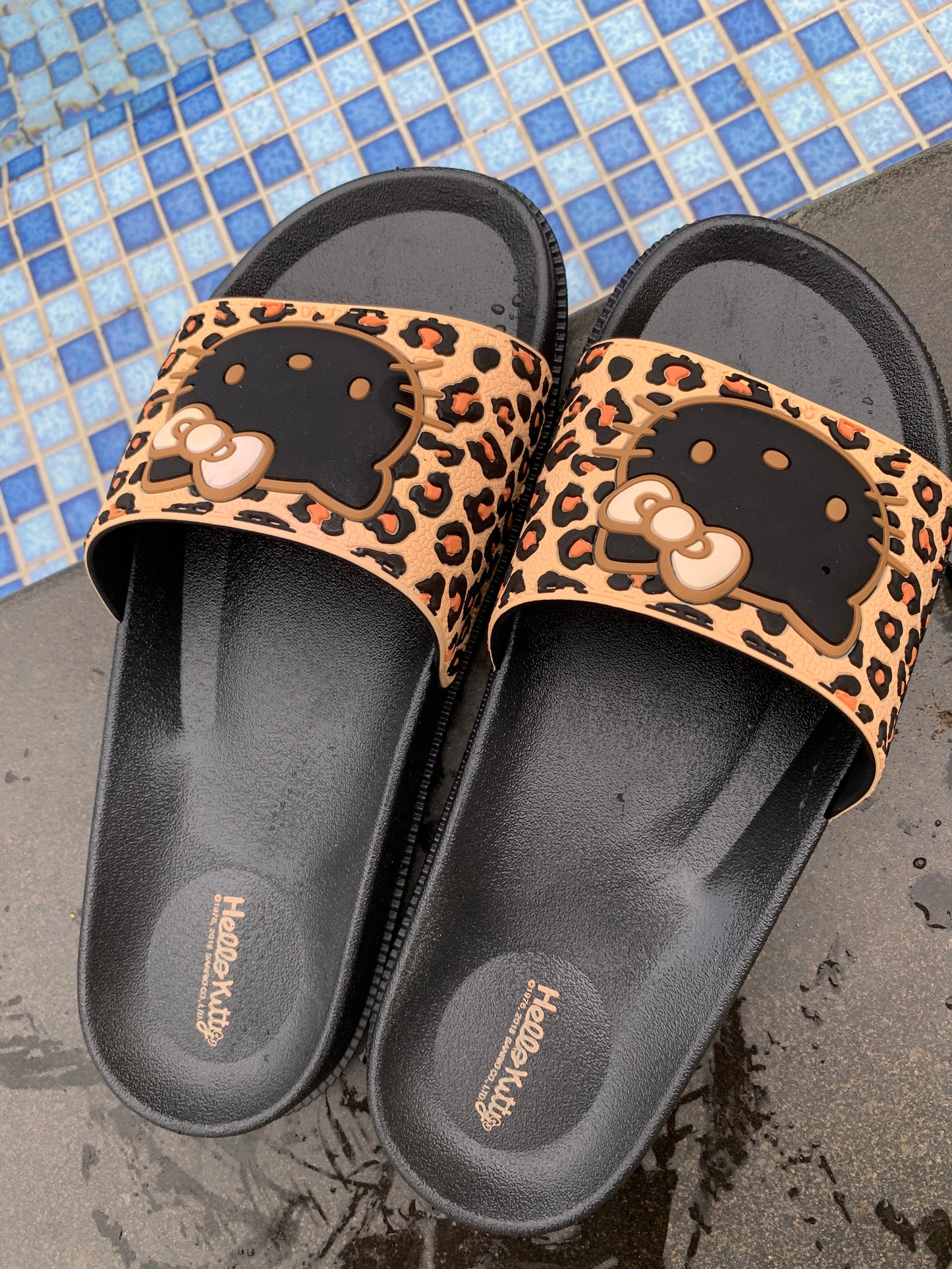 Hello Kitty – Hausschuhe mit Leopardenmuster