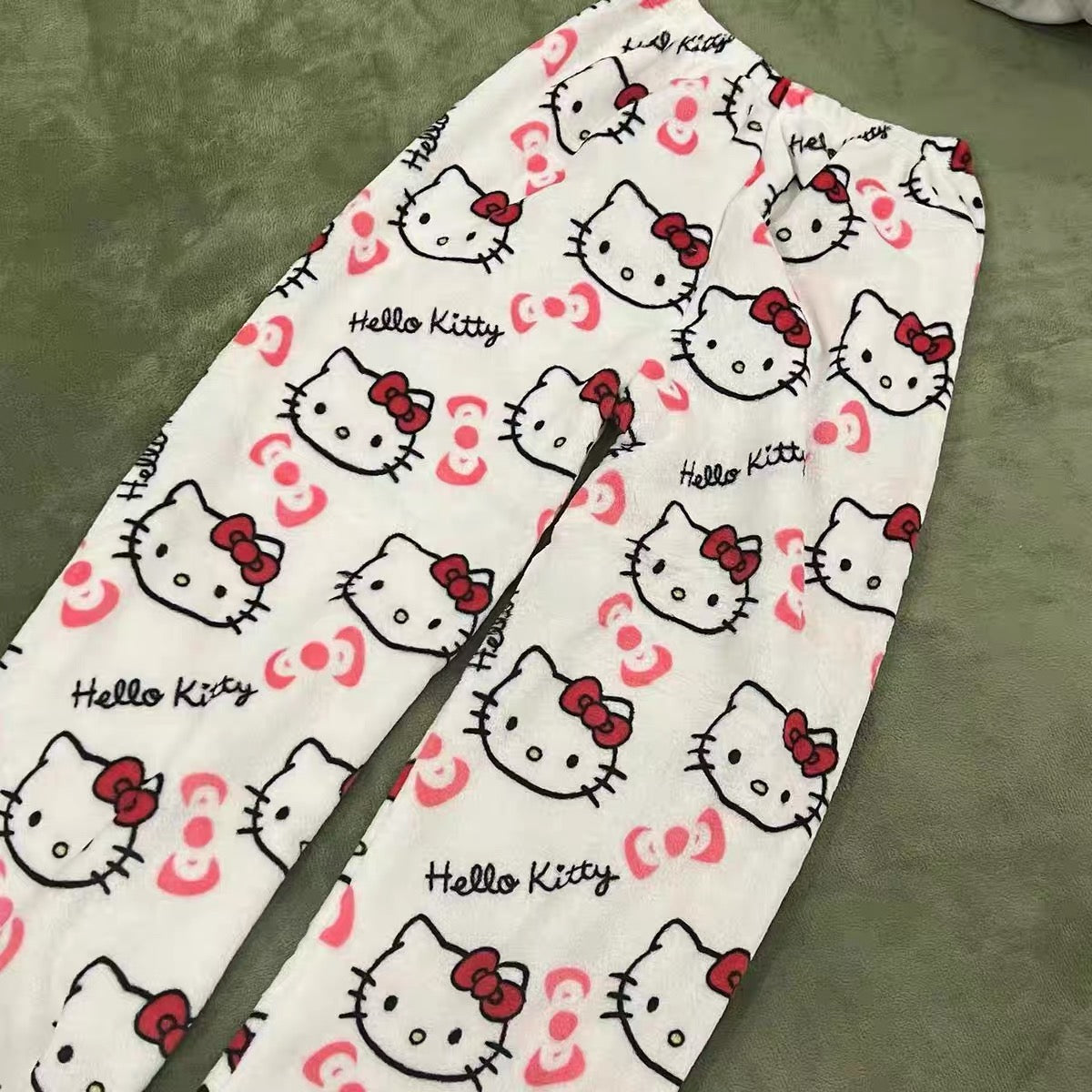Passender Pyjama „Hello Kitty“ 