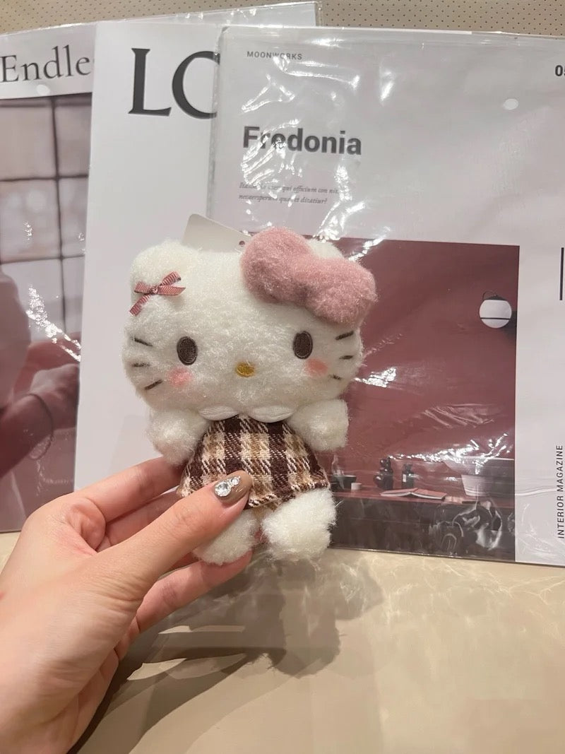 Hello Kitty – Schlüsselanhänger mit Puppe im karierten Kleid