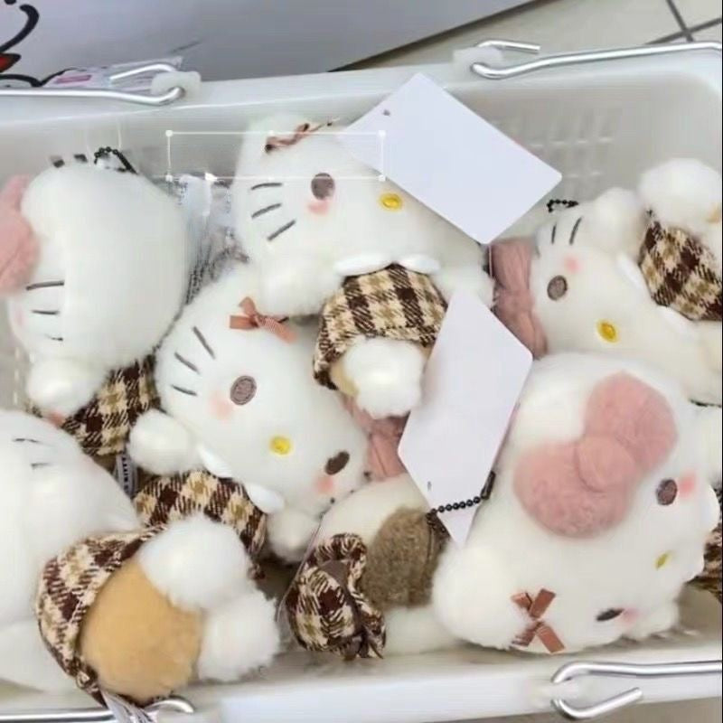 Hello Kitty – Schlüsselanhänger mit Puppe im karierten Kleid