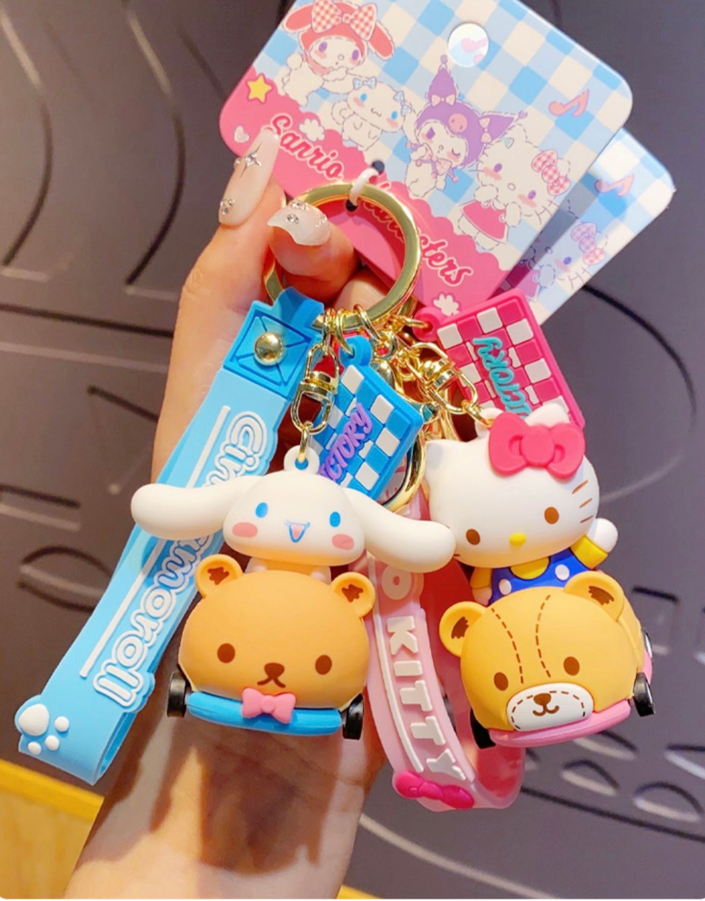 Sanrio auf Rennauto mit rollendem Rad Schlüsselanhänger