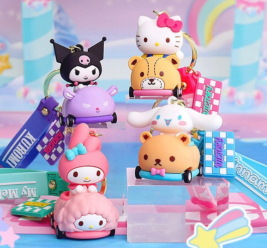 Sanrio auf Rennauto mit rollendem Rad Schlüsselanhänger
