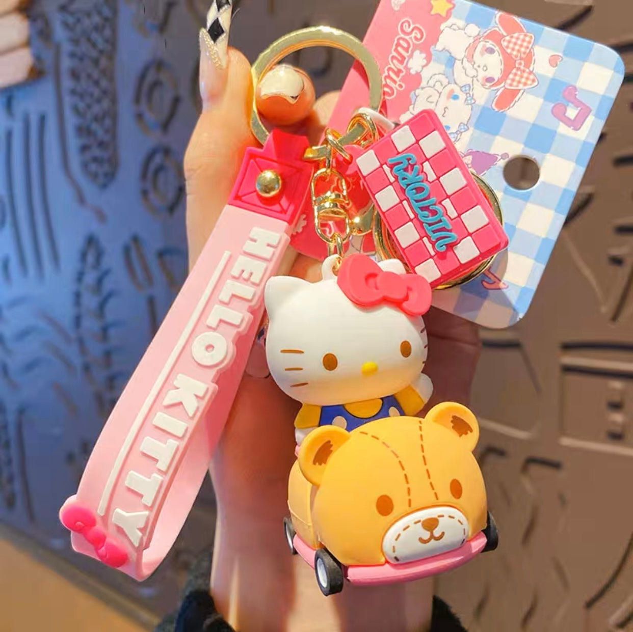 Sanrio auf Rennauto mit rollendem Rad Schlüsselanhänger