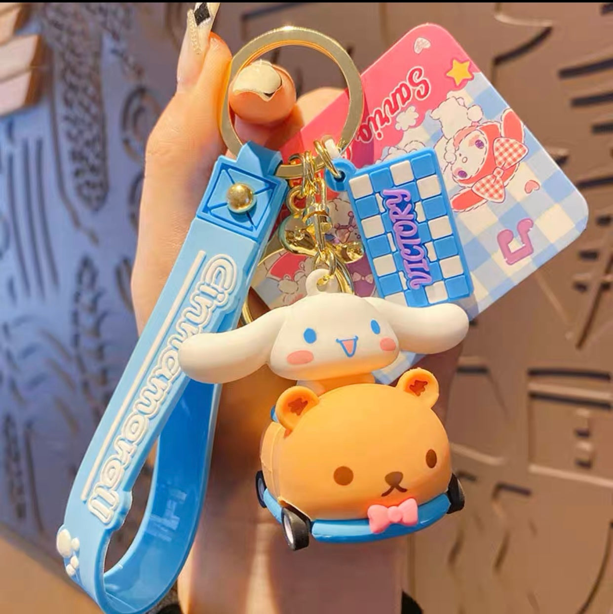 Sanrio auf Rennauto mit rollendem Rad Schlüsselanhänger