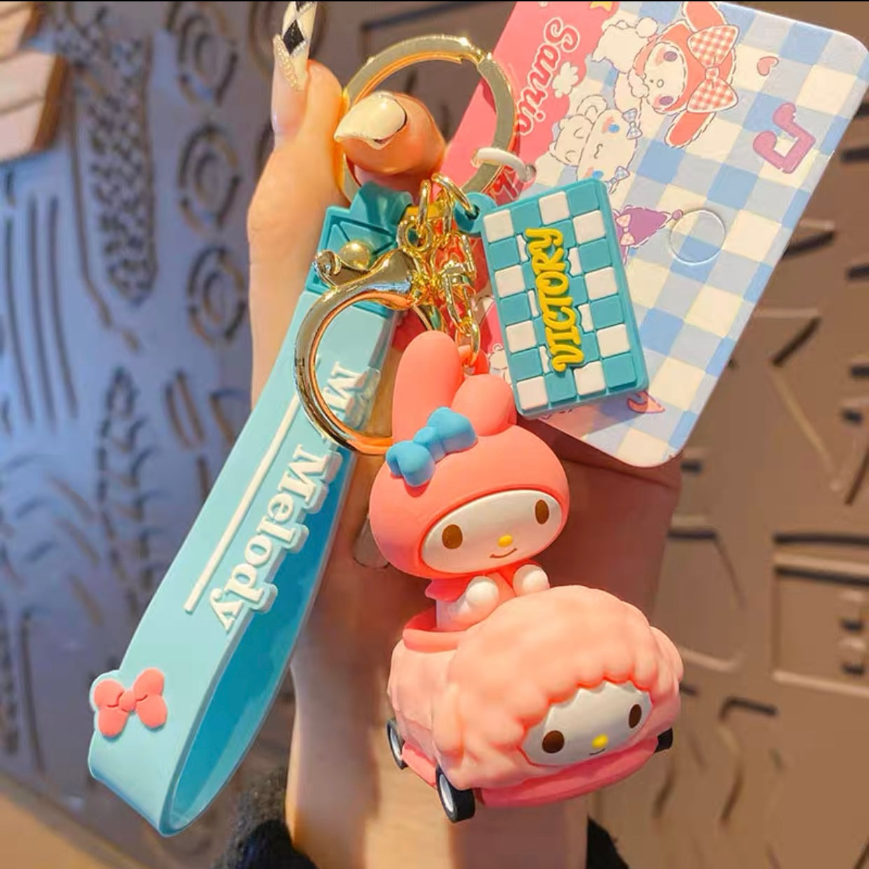 Sanrio auf Rennauto mit rollendem Rad Schlüsselanhänger